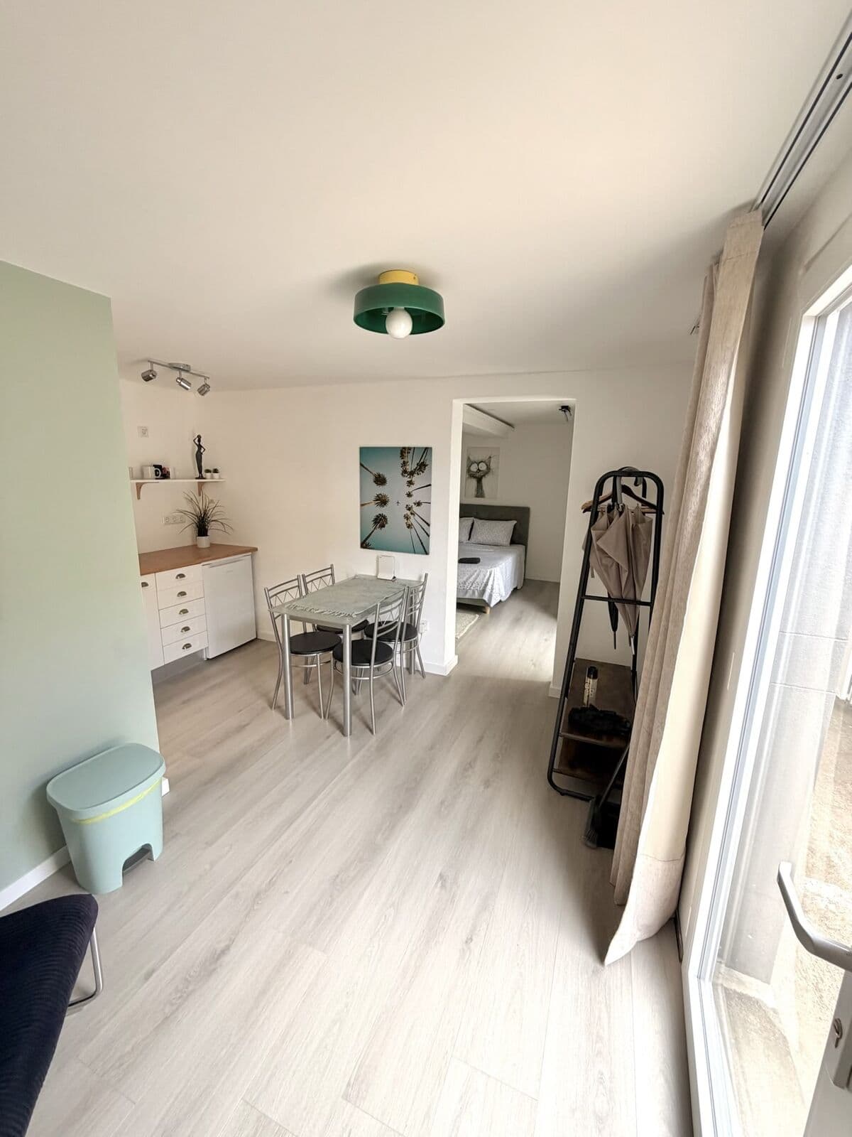 Heller Wohnbereich mit Blick zum Schlafzimmer